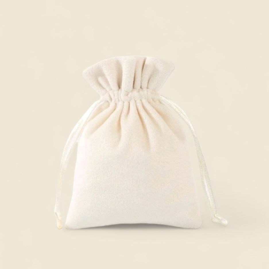 Collier en acier inoxydable doré alliant simplicité et élégance. Un cadeau attentionné et apprécié ! Le collier est livré dans un petit pochon en velours. Dans le langage des fleurs : La rose témoigne de votre tendresse, de votre amitié à l'égard d'une personne chère. Elle traduit aussi la beauté et peut signifier un sentiment amoureux. Elle peut être offerte pour remercier ou encore féliciter quelqu'un.