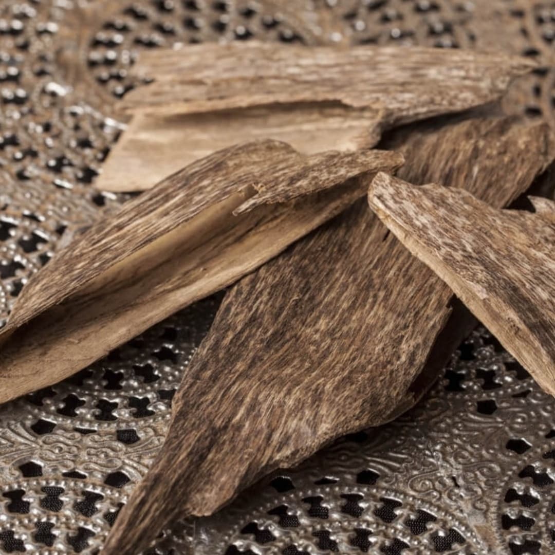 Le fondant AHONE 'Oud Royal' est idéal pour parfumer intensément votre intérieur. Une senteur chaude et prononcée, à la fois boisée et épicée, elle vous fera voyager le temps d'une soirée.