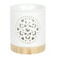 Ce brûleur en céramique blanche présente un motif de mandala découpé avec une base en céramique effet bois, il sera parfait dans votre intérieur.