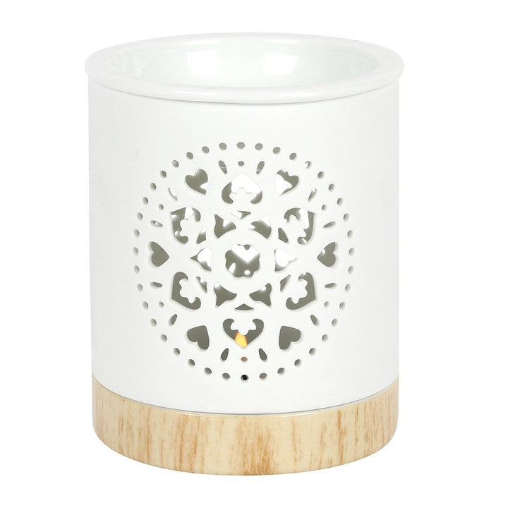 Ce brûleur en céramique blanche présente un motif de mandala découpé avec une base en céramique effet bois, il sera parfait dans votre intérieur.