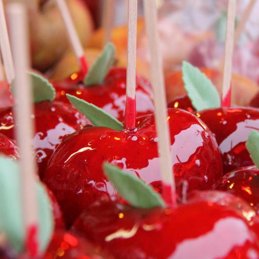 Le fondant* AHONE 'Pomme d'amour' est idéal pour parfumer intensément votre intérieur.   Le fondant 'Pomme d'amour' est une véritable fête foraine pour les sens! Son parfum évoque la joie simple d'une jolie pomme enrobée de sucre rouge, un petit bonheur que l'on savoure à deux.  Une fragrance à croquer, qui crée une atmosphère à la fois joyeuse et nostalgique, faisant de chaque moment un instant précieux.