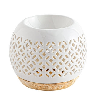Inspiré de l'ancienne monnaie asiatique devenue un porte-bonheur, le brûle-parfum QIANBI présente un motif symétrique et est fabriqué en céramique finement ajourée, minutieusement travaillée à la main, permettant ainsi à la douce lueur de la bougie de s'échapper et d'apporter une ambiance tamisée et délicieusement parfumée à vos journées et soirées. La base, d'une couleur imitant le bois, est amovible, ce qui facilite le positionnement de la bougie.