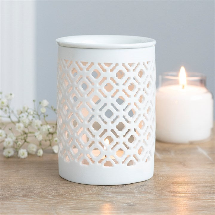 Cet élégant brûleur en treillis mat complètera une grande variété de décorations d'intérieurs. Une fois qu'une bougie chauffe-plat allumée est placée à l'intérieur, elle projette de jolies ombres grâce aux détails découpés.
