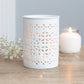 Ce brûleur découpé blanc mat aura fière allure dans n'importe quelle maison! Une fois qu'une bougie chauffe-plat allumée est placée à l'intérieur, elle projette de jolies ombres grâce aux détails découpés. 