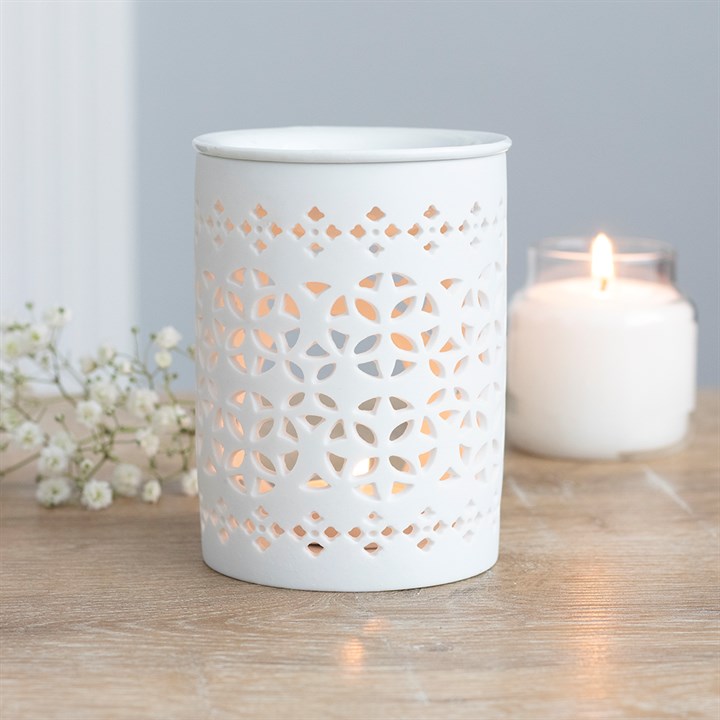 Ce brûleur découpé blanc mat aura fière allure dans n'importe quelle maison! Une fois qu'une bougie chauffe-plat allumée est placée à l'intérieur, elle projette de jolies ombres grâce aux détails découpés. 