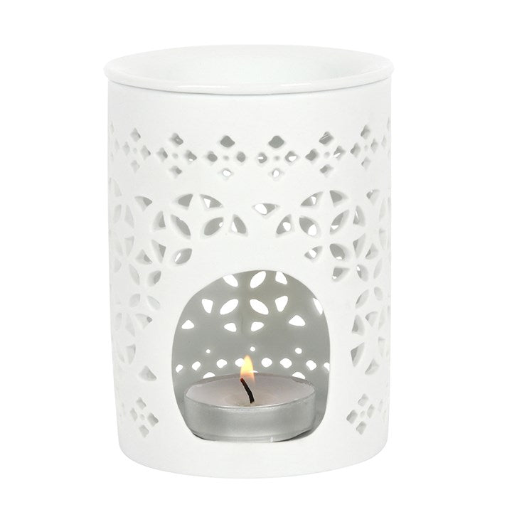 Ce brûleur découpé blanc mat aura fière allure dans n'importe quelle maison! Une fois qu'une bougie chauffe-plat allumée est placée à l'intérieur, elle projette de jolies ombres grâce aux détails découpés. 