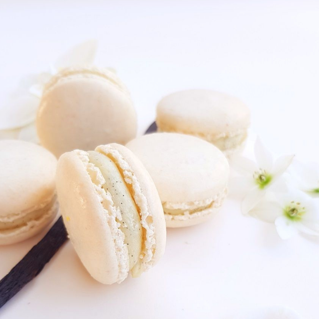 Le fondant* AHONE 'Macaron vanille' est idéal pour parfumer intensément votre intérieur. Découvrez les notes gourmandes du fondant 'Macaron vanille' et succombez à ce mélange sucré et craquant. La douceur de la vanille associée au volupté du macaron en font un délicieux sillage. Rien de mieux pour égayer votre journée d'un gourmand ! *Création garantie sans substances Cancérogènes, et sans matières animales.